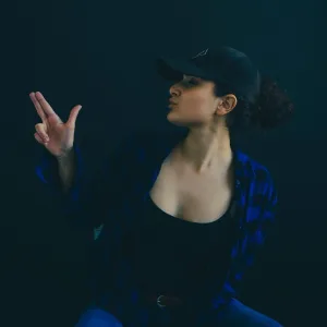 Нана Хатл - Девочка поёт шансон