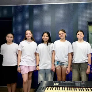 Ансамбль "Мелодия" - Откройте двери сказке минусовка