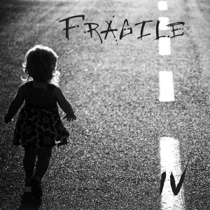Fragile - Elle devient folle